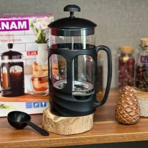فرنچ پرس مشکی ۶۰۰ میل با بدنه شیشه‌ای مقاوم و فیلتر استیل برای دم‌آوری قهوه و دمنوش