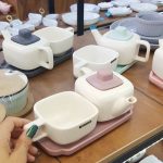 نمای نزدیک از کیفیت ساخت و لعاب براق ست چایخوری تک نفره سرامیکی رنگی