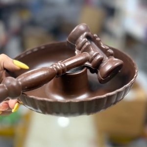 گردو شکن طرح چوب نشکن به همراه چکش کوچک مناسب فروش عمده