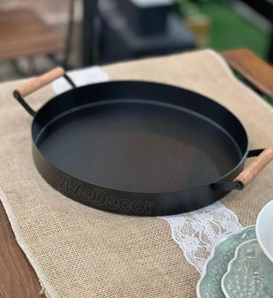 سینی فلزی گرد دسته چوبی برای پذیرایی مدرن و سرو نوشیدنی
