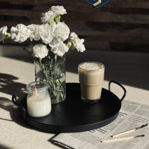 سینی سرو فلزی گرد سایز ۲۵ سانت با دسته‌های مقاوم، مناسب برای پذیرایی شیک و دکوراسیون مدرن.